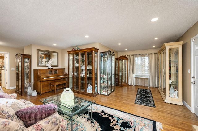 5502 Regis Trail NE, Fridley, MN 55432