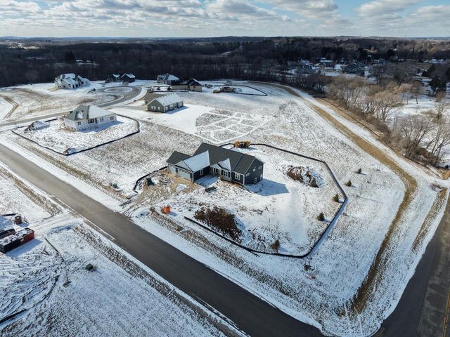 W223S9323 Oak Ridge DRIVE, Big Bend, WI 53103