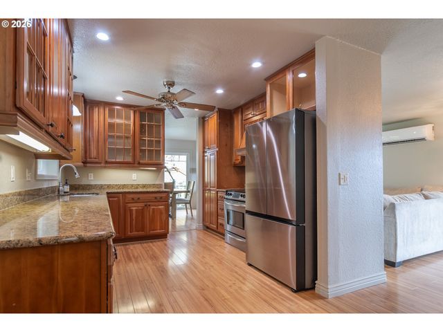 540 GARDEN GROVE Dr, Roseburg, OR 97471