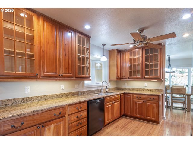 540 GARDEN GROVE Dr, Roseburg, OR 97471