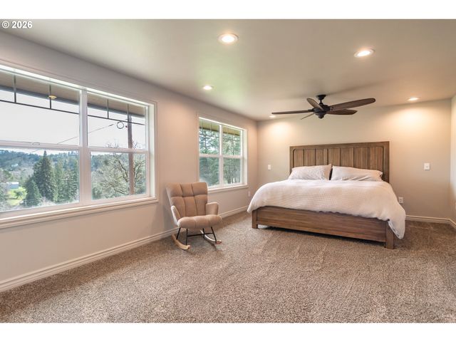 540 GARDEN GROVE Dr, Roseburg, OR 97471