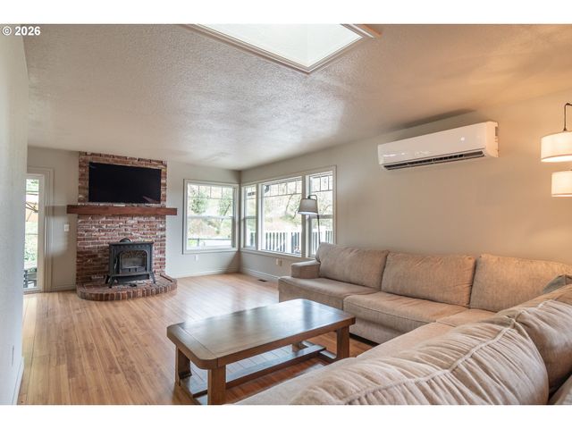 540 GARDEN GROVE Dr, Roseburg, OR 97471