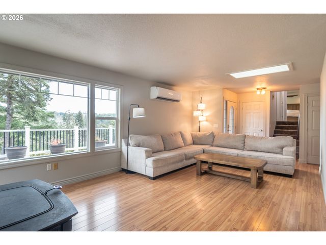 540 GARDEN GROVE Dr, Roseburg, OR 97471