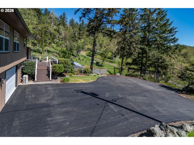 540 GARDEN GROVE Dr, Roseburg, OR 97471