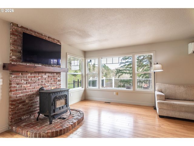 540 GARDEN GROVE Dr, Roseburg, OR 97471