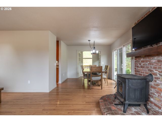 540 GARDEN GROVE Dr, Roseburg, OR 97471