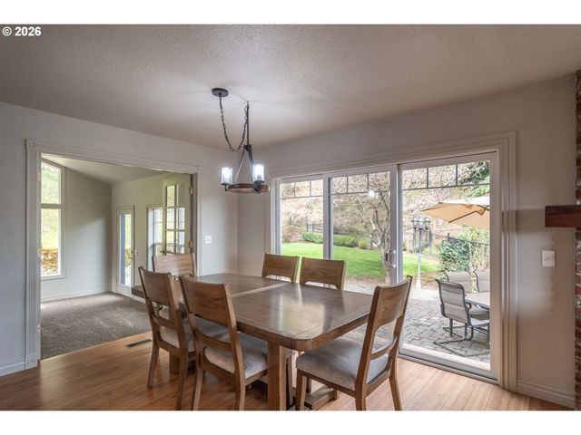 540 GARDEN GROVE Dr, Roseburg, OR 97471