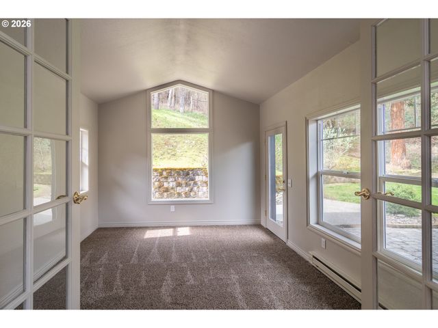 540 GARDEN GROVE Dr, Roseburg, OR 97471