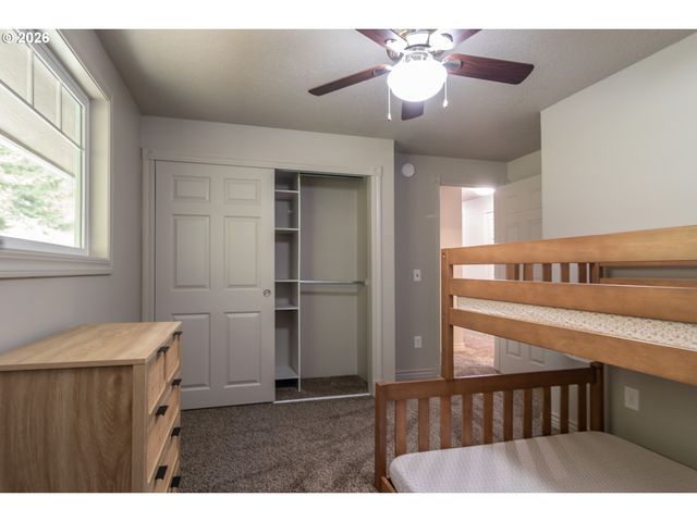 540 GARDEN GROVE Dr, Roseburg, OR 97471