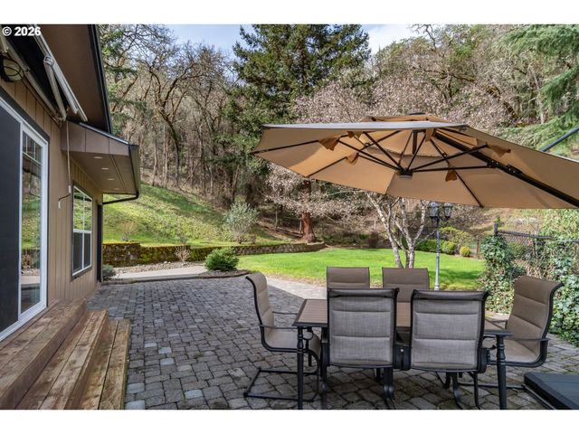 540 GARDEN GROVE Dr, Roseburg, OR 97471