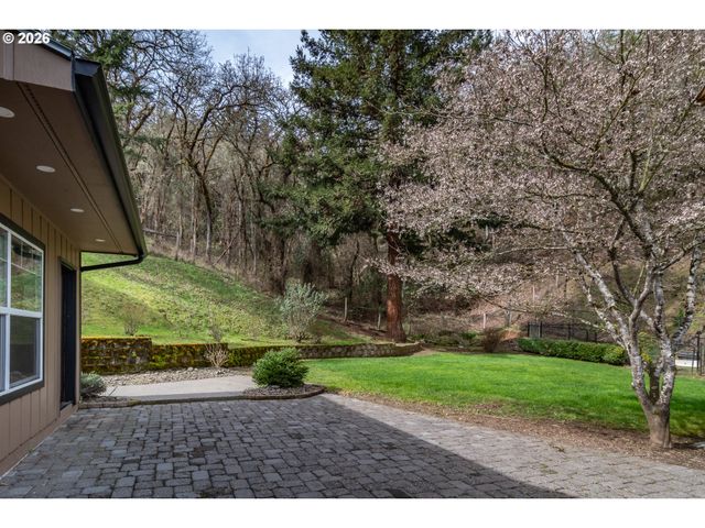 540 GARDEN GROVE Dr, Roseburg, OR 97471