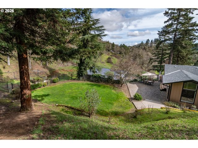 540 GARDEN GROVE Dr, Roseburg, OR 97471