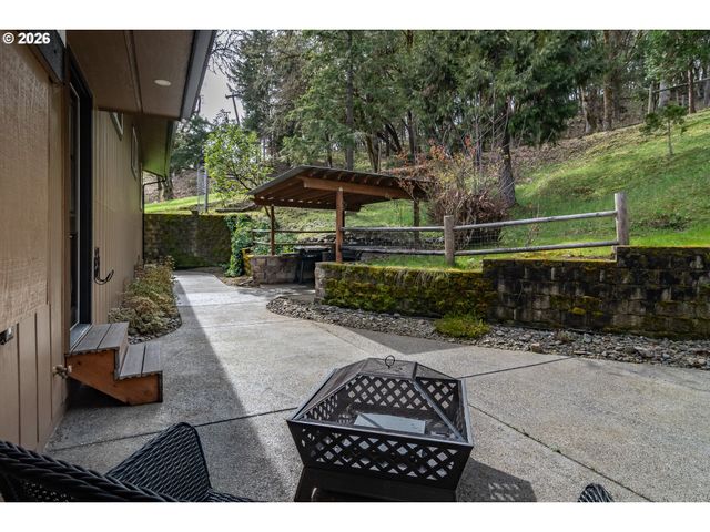 540 GARDEN GROVE Dr, Roseburg, OR 97471
