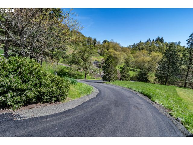 540 GARDEN GROVE Dr, Roseburg, OR 97471