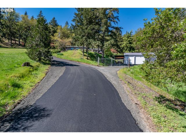 540 GARDEN GROVE Dr, Roseburg, OR 97471