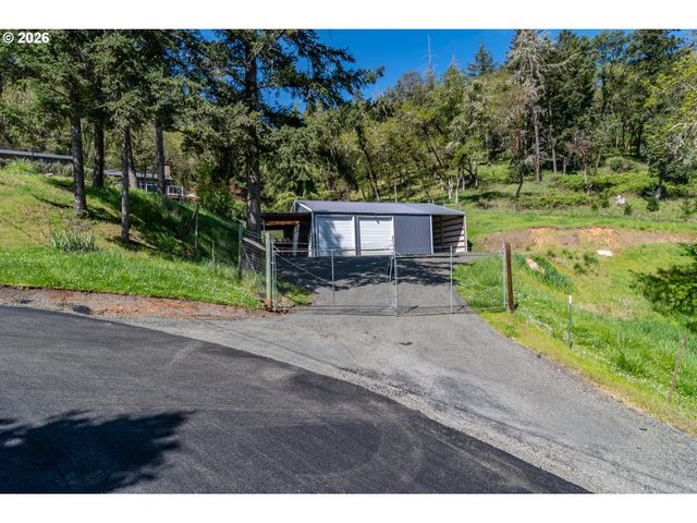 540 GARDEN GROVE Dr, Roseburg, OR 97471