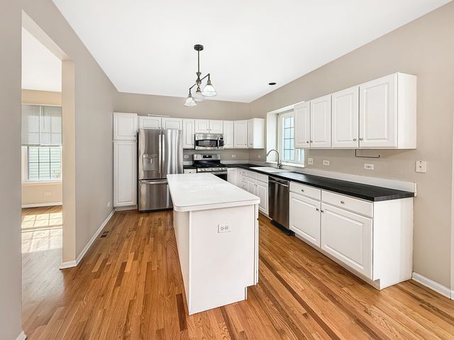 18421 W SPRINGWOOD Drive, Grayslake, IL 60030