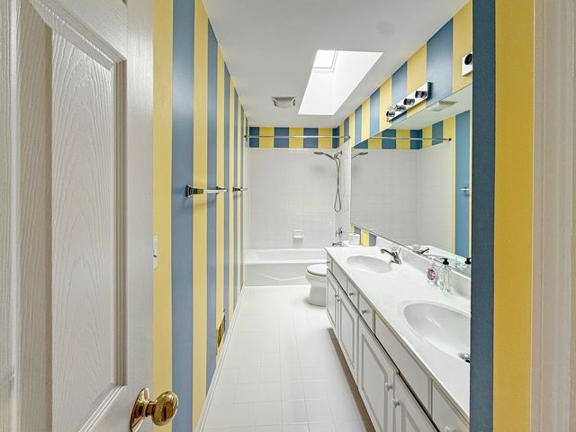 18421 W SPRINGWOOD Drive, Grayslake, IL 60030