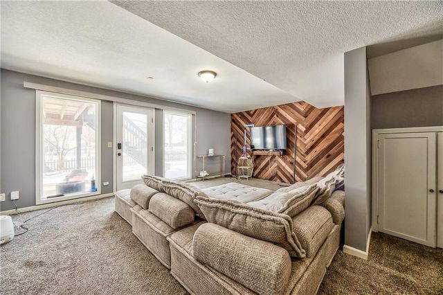 1017 Pebblebeach Drive, Lansing, KS 66043