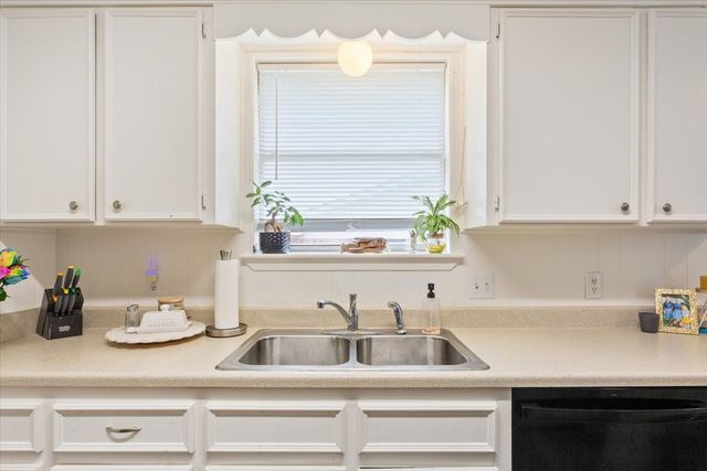 208 Alamosa Drive, Hewitt, TX 76643