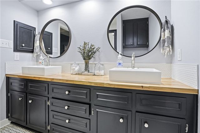3710 Valley Oaks Drive, Bryan, TX 77802