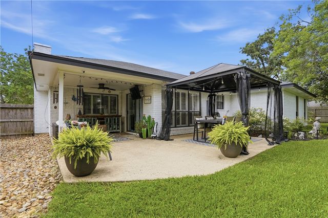 3710 Valley Oaks Drive, Bryan, TX 77802