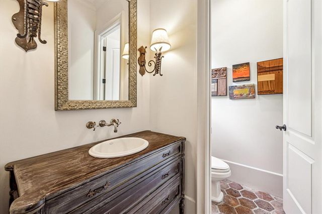 4904 Laurel Street, Bellaire, TX 77401