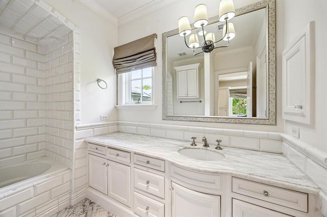 4904 Laurel Street, Bellaire, TX 77401