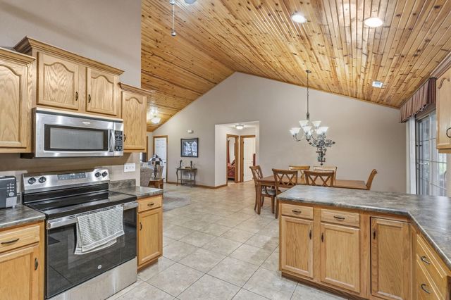 431 Pinewoods Village Drive, Hollister, MO 65672