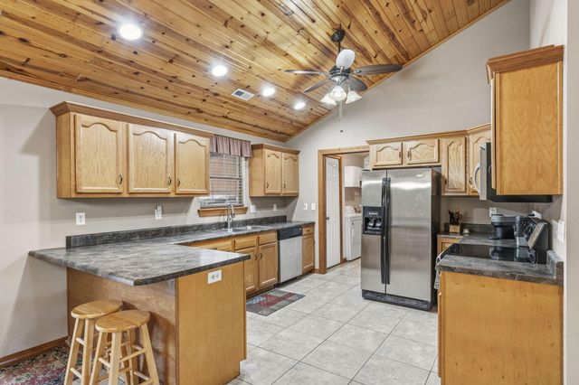 431 Pinewoods Village Drive, Hollister, MO 65672