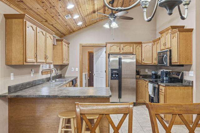 431 Pinewoods Village Drive, Hollister, MO 65672