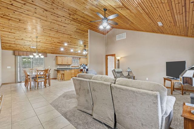 431 Pinewoods Village Drive, Hollister, MO 65672