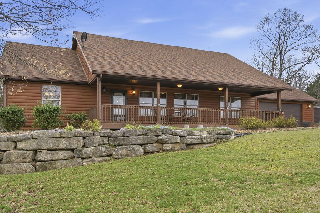 431 Pinewoods Village Drive, Hollister, MO 65672