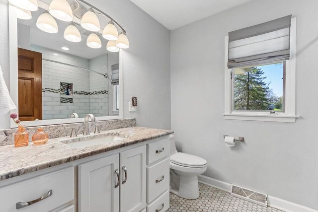 12024 Woodcrest CIRCLE, Franklin, WI 53132