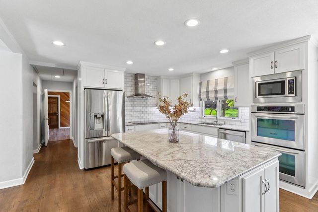 12024 Woodcrest CIRCLE, Franklin, WI 53132