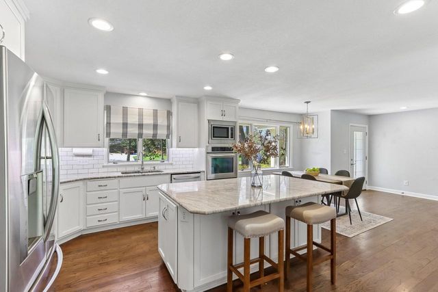 12024 Woodcrest CIRCLE, Franklin, WI 53132