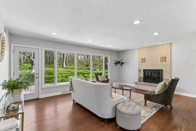 12024 Woodcrest CIRCLE, Franklin, WI 53132