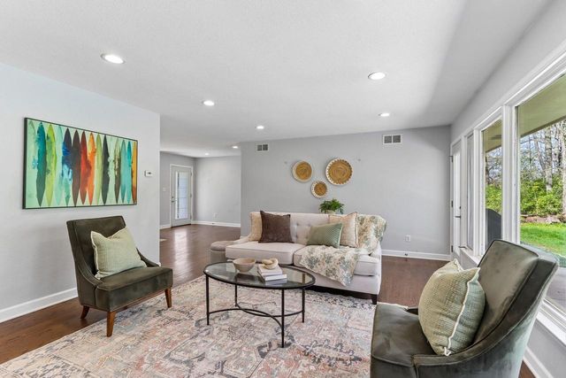 12024 Woodcrest CIRCLE, Franklin, WI 53132