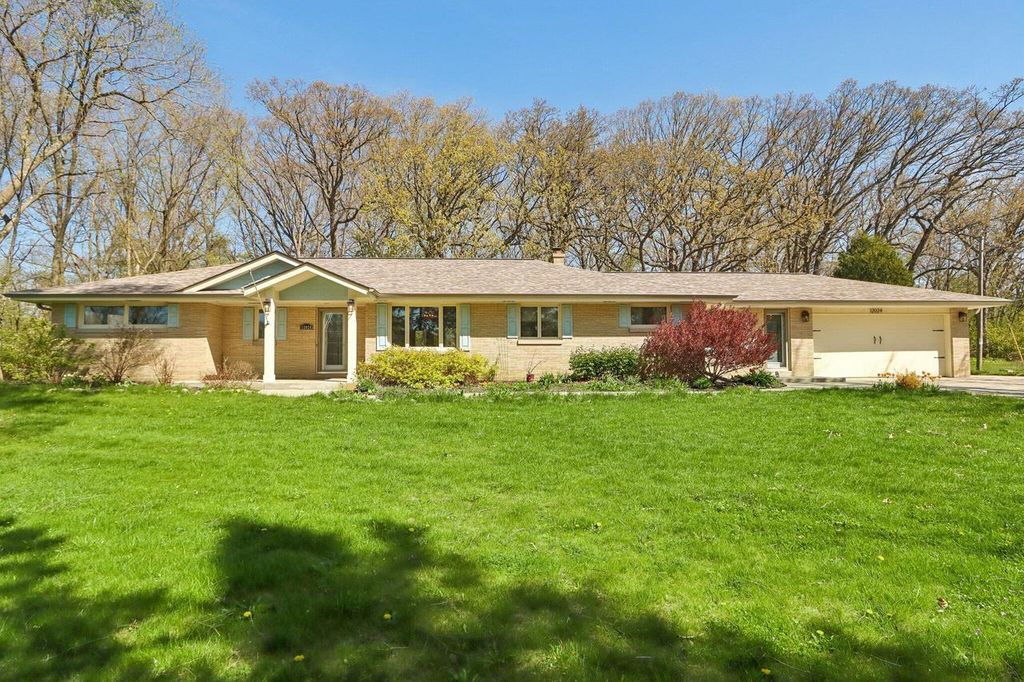 12024 Woodcrest CIRCLE, Franklin, WI 53132