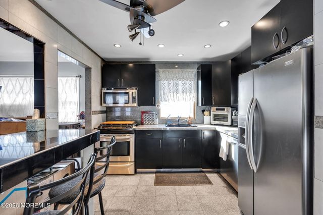 13 Poplar Place, Toms River, NJ 08753