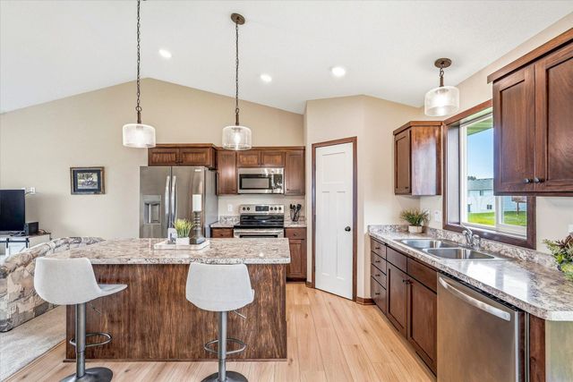 422 Bluebird Drive NW, Isanti, MN 55040
