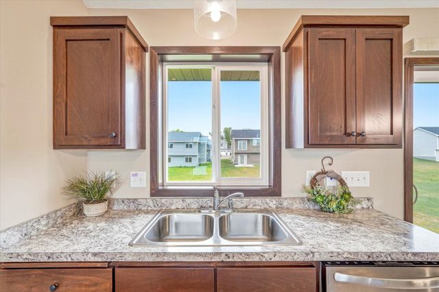 422 Bluebird Drive NW, Isanti, MN 55040