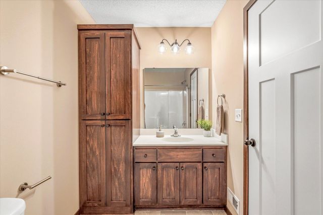 422 Bluebird Drive NW, Isanti, MN 55040