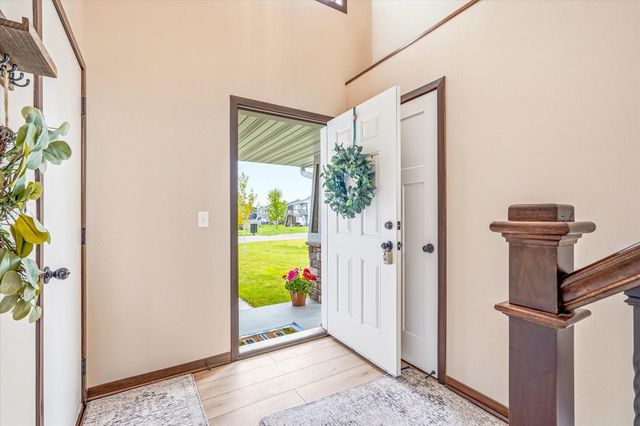 422 Bluebird Drive NW, Isanti, MN 55040