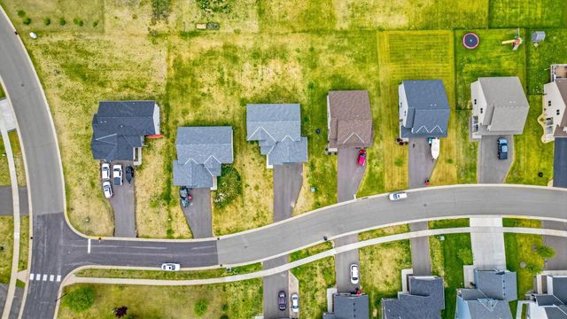 422 Bluebird Drive NW, Isanti, MN 55040