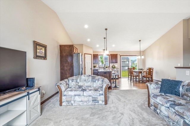 422 Bluebird Drive NW, Isanti, MN 55040