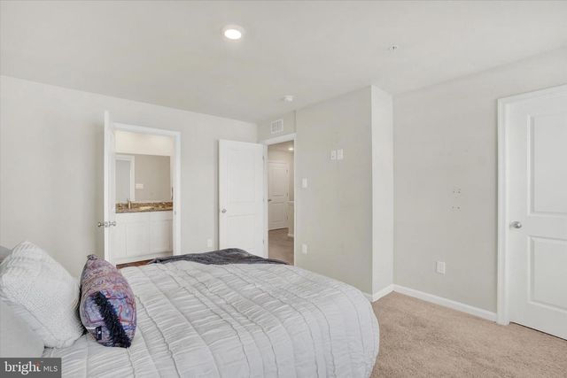 635 LOCUST RUN DR, York, PA 17404