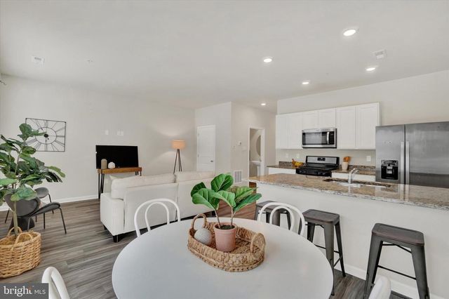 635 LOCUST RUN DR, York, PA 17404