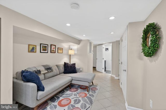 18 S WASHINGTON ST, Baltimore, MD 21231