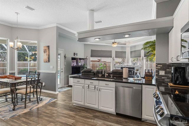1956 Rue La Fontaine, Navarre, FL 32566
